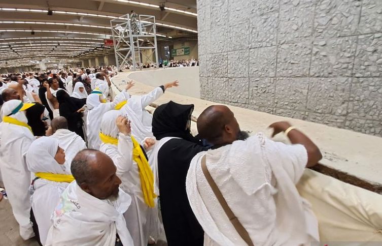 Jamaah haji melempar jumroh aqobah di Jamarat, Mekah, Arab Saudi, Rabu (28/6/2023). Lempar jumrah aqobah merupakan salah satu syarat yang wajib dilakukan pada ibadah haji sebagai simbol pengusiran setan yang pernah dilakukan Nabi Ibrahim AS. ANTARAFOTO/Wahyu Putro A