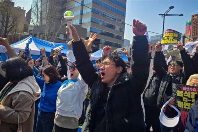 Ilustrasi massa berunjuk rasa di Korea Selatan. /ANTARA/Anadolu/py