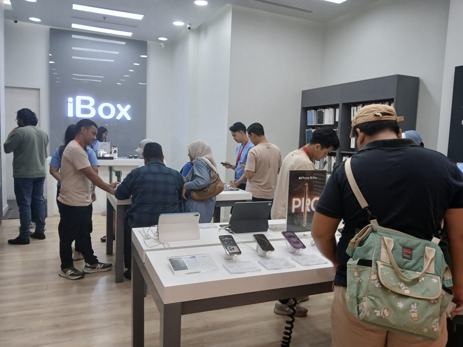iBox Mall The Park Sawangan juga turut dipenuhi dengan antrean pengunjung yang lalu lalang mendatangi tempat tersebut