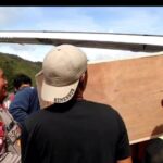 Evakuasi jenazah mantan Kapolsek Mulia Iptu (Purn)Djamal Renhoat yang meninggal akibat ditembak KKB di Mulia,Kabupaten Puncak Jaya.