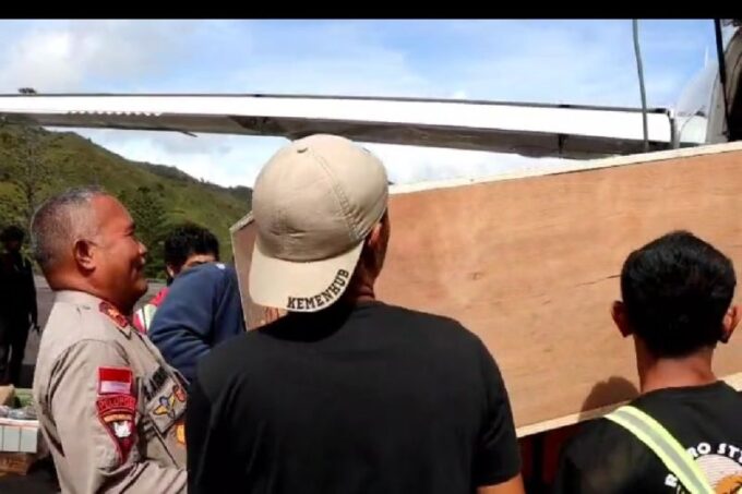 Evakuasi jenazah mantan Kapolsek Mulia Iptu (Purn)Djamal Renhoat yang meninggal akibat ditembak KKB di Mulia,Kabupaten Puncak Jaya.