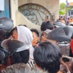 Viral! Antrean Panjang Kurir