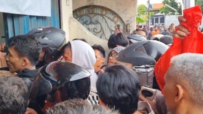 Viral! Antrean Panjang Kurir