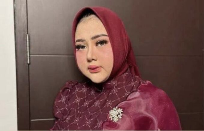 Polres Metropolitan Bekasi menyelidiki seorang selebgram asal Cikarang, Kabupaten Bekasi, Jawa Barat, bernama Mega Amalia Ramadanti alias Vega atas dugaan melakukan penipuan bermodus arisan daring dan investasi bodong.