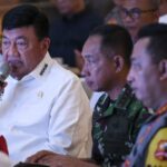 Menko Polkam Budi Gunawan (kiri) bersama Kapolri Jenderal Pol. Listyo Sigit Prabowo (kanan) dan Panglima TNI Jenderal TNI Agus Subiyanto (tengah) melakukan monitoring malam takbiran di Mapolda Metro Jaya, Jakarta, Minggu (30/3/2025). ANTARA FOTO/Hafidz Mubarak A