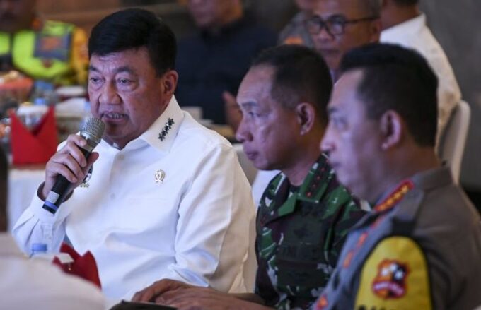 Menko Polkam Budi Gunawan (kiri) bersama Kapolri Jenderal Pol. Listyo Sigit Prabowo (kanan) dan Panglima TNI Jenderal TNI Agus Subiyanto (tengah) melakukan monitoring malam takbiran di Mapolda Metro Jaya, Jakarta, Minggu (30/3/2025). ANTARA FOTO/Hafidz Mubarak A