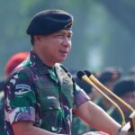 Panglima TNI Jenderal TNI Agus Subiyanto saat memberikan amanat dalam upacara keberangkatan pasukan Satgas Unifil Kontingen Garuda (Konga)Tahun Anggaran 2025 ke Lebanon di Lapangan Mabes TNI, Cipayung, Jakarta Timur, Rabu (9/4/2025)