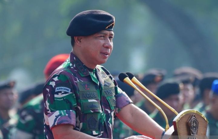 Panglima TNI Jenderal TNI Agus Subiyanto saat memberikan amanat dalam upacara keberangkatan pasukan Satgas Unifil Kontingen Garuda (Konga)Tahun Anggaran 2025 ke Lebanon di Lapangan Mabes TNI, Cipayung, Jakarta Timur, Rabu (9/4/2025)