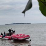 Tak Hanya Keindahan Alam, di Pantai Tanjung Pasir Juga Bisa Nikmati Fasilitas Banana Boat. dok; Candra Pratama