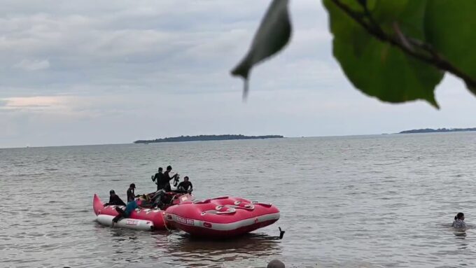 Tak Hanya Keindahan Alam, di Pantai Tanjung Pasir Juga Bisa Nikmati Fasilitas Banana Boat. dok; Candra Pratama