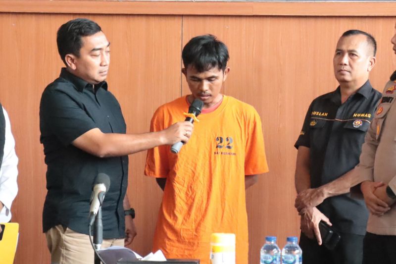 Kasat Reskrim Polres Metro Jakarta Pusat AKBP Muhammad Firdaus (kiri) saat memberikan keterangan kepada media di Jakarta, Rabu (16/4/2025).