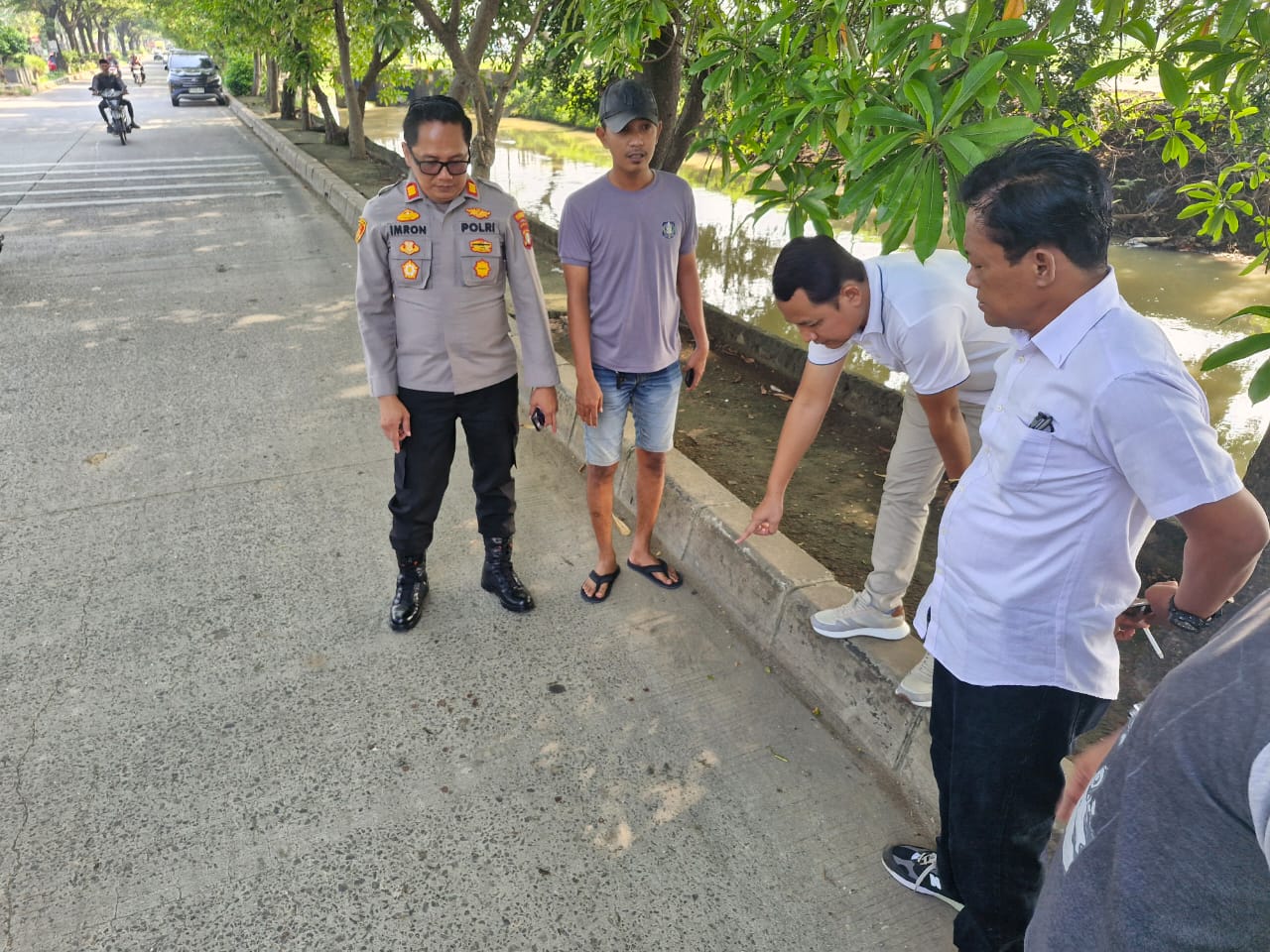 Gara-gara tak terima diputus cintanya, seorang pemuda berinisial MA (31) warga Tanjung Burung, Kecamatan Teluknaga, Kabupaten Tangerang, nekat menyerang dan menganiaya mantan kekasih dan pacar barunya dengan menggunakan senjata tajam (sajam).