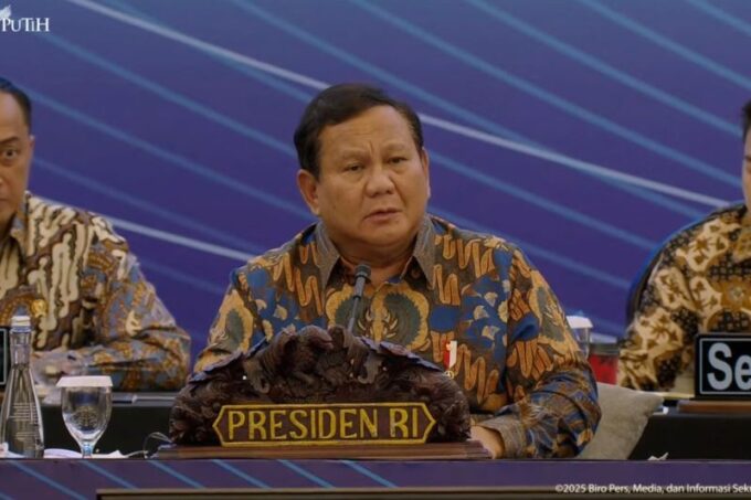 Presiden RI Prabowo Subianto dalam acara diskusi dengan peserta Sarasehan Ekonomi Nasional yang disiarkan melalui YouTube Sekretariat Presiden di Jakarta, Selasa (8/4/2025). (ANTARA/Livia Kristianti)