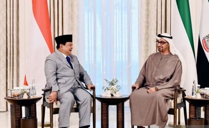 Presiden RI Prabowo Subianto (kiri) dan Presiden Uni Emirat Arab (UAE) Sheikh Mohamed bin Zayed (MBZ) Al Nahyan bertemu di Istana Qasr Al Shatie, Abu Dhabi, Rabu (9/4/2025).