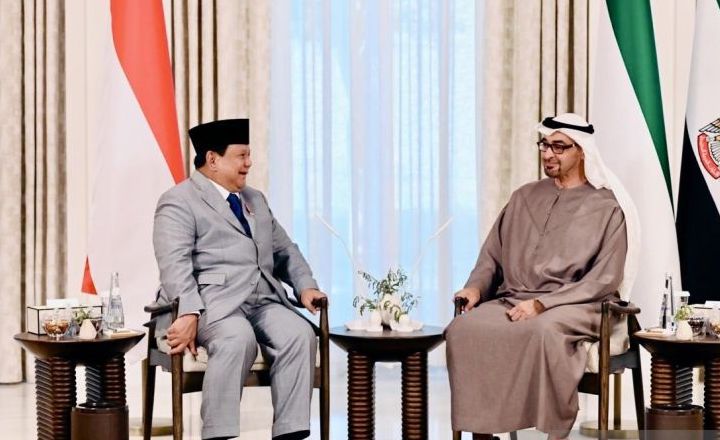 Presiden RI Prabowo Subianto (kiri) dan Presiden Uni Emirat Arab (UAE) Sheikh Mohamed bin Zayed (MBZ) Al Nahyan bertemu di Istana Qasr Al Shatie, Abu Dhabi, Rabu (9/4/2025).