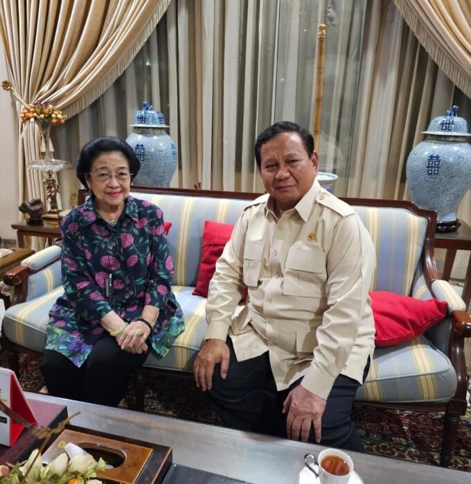 Presiden Prabowo Subianto bertemu Megawati Soekarnoputri di kediaman Megawati, Jalan Teuku Umar, Jakarta, pada Senin (7/4) malam