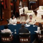 Presiden Prabowo Subianto melangsungkan pertemuan dengan tujuh jurnalis, yakni Alfito Deannova (Pemred detikcom), Lalu Mara Satriawangsa (Pemred Tvone), Uni Lubis (Pemred IDN Times), Najwa Shihab (Founder Narasi), Sutta Dharmasaputra (Pemred Harian Kompas), Retno Pinasti (Pemred SCTV-Indosiar), dan Valerina Daniel (News Anchor TVRI) di Hambalang, Jawa Barat, Minggu (6/4/2025). (ANTARA/Andi Firdaus)