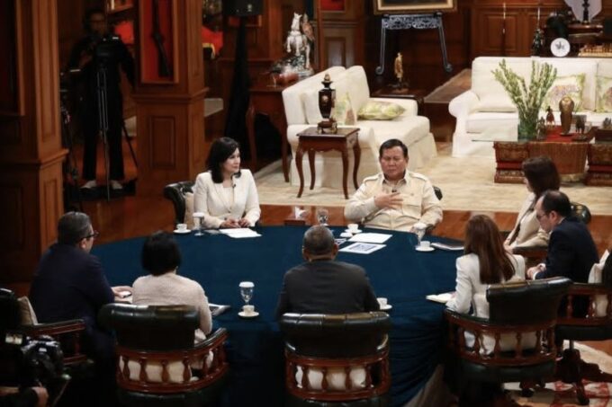 Presiden Prabowo Subianto melangsungkan pertemuan dengan tujuh jurnalis, yakni Alfito Deannova (Pemred detikcom), Lalu Mara Satriawangsa (Pemred Tvone), Uni Lubis (Pemred IDN Times), Najwa Shihab (Founder Narasi), Sutta Dharmasaputra (Pemred Harian Kompas), Retno Pinasti (Pemred SCTV-Indosiar), dan Valerina Daniel (News Anchor TVRI) di Hambalang, Jawa Barat, Minggu (6/4/2025). (ANTARA/Andi Firdaus)