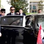 Presiden RI Prabowo Subianto (dua kiri) melambaikan tangannya menyapa sejumlah warga saat dia hendak masuk kendaraan untuk menuju pertemuan bilateral dengan Raja Yordania Abdullah II di Istana Al Husseiniya, Amman, Yordania, Senin (14/4/2025). ANTARA/Aria Cindyara.