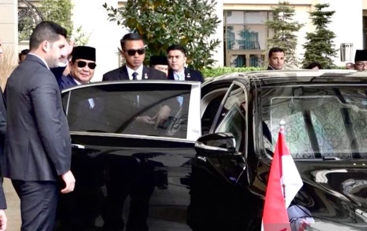Presiden RI Prabowo Subianto (dua kiri) melambaikan tangannya menyapa sejumlah warga saat dia hendak masuk kendaraan untuk menuju pertemuan bilateral dengan Raja Yordania Abdullah II di Istana Al Husseiniya, Amman, Yordania, Senin (14/4/2025). ANTARA/Aria Cindyara.