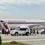 Presiden RI Prabowo Subianto tiba di Pangkalan Udara TNI AU Halim Perdanakusuma, Jakarta, Selasa (15/4/2025), setelah merampungkan lawatan ke lima negara di Timur Tengah sejak Rabu (9/4/2025) pekan lalu. ANTARA/Genta Tenri Mawangi.