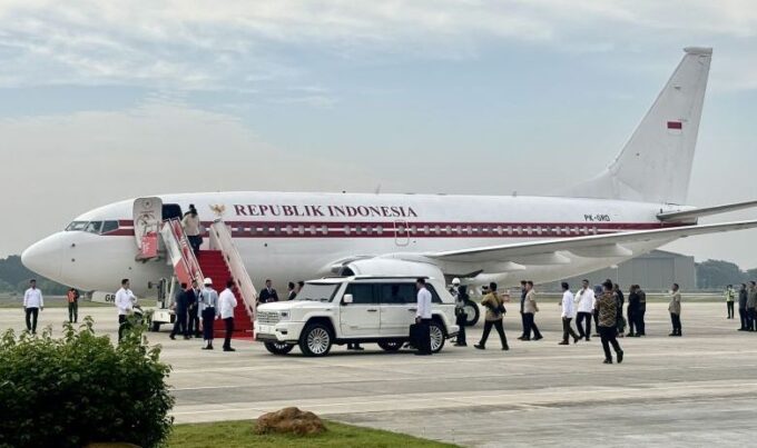 Presiden RI Prabowo Subianto tiba di Pangkalan Udara TNI AU Halim Perdanakusuma, Jakarta, Selasa (15/4/2025), setelah merampungkan lawatan ke lima negara di Timur Tengah sejak Rabu (9/4/2025) pekan lalu. ANTARA/Genta Tenri Mawangi.