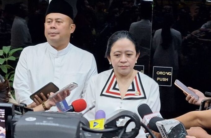 Ketua DPR RI Puan Maharani memberikan keterangan kepada wartawan di kompleks parlemen, Senayan, Jakarta, Senin (14/4/2025). (ANTARA/Fianda Sjofjan Rassat)