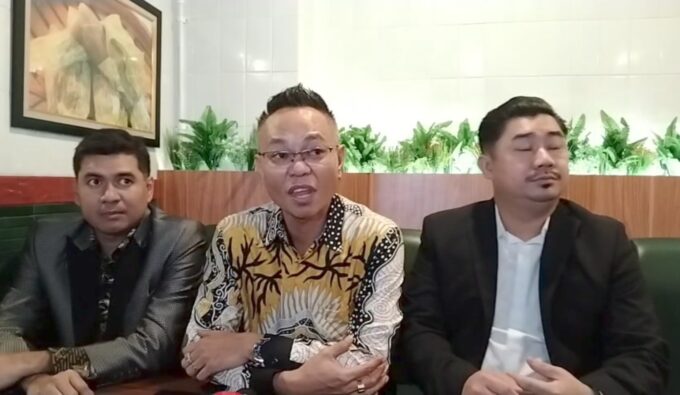 Tim Advokat Public Defender dari Peradi Bersatu resmi melaporkan Roy Suryo dan sejumlah pihak lainnya ke Polres Metro Jakarta Selatan pada Sabtu, 26 April 2025. 