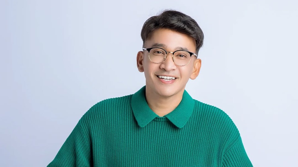 Setelah resmi menjadi mualaf , presenter sekaligus pengusaha Ruben Onsu menjalankan shalat Ashar perdana di sebuah mushola yang baru dibangun.