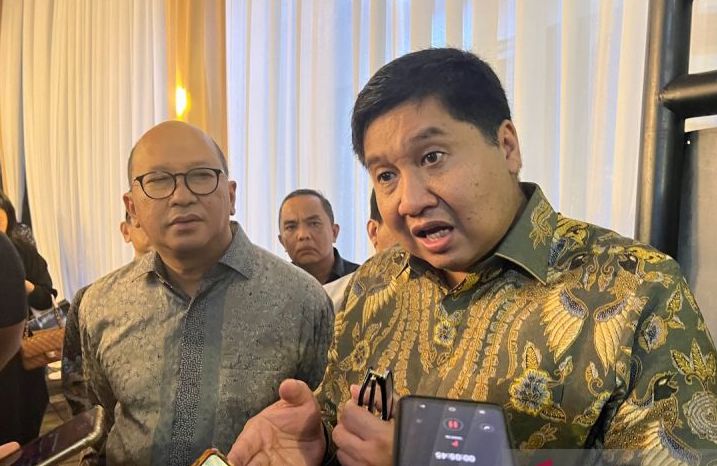 Menteri Perumahan dan Kawasan Permukiman (PKP) Maruarar Sirait (Ara) menjawab pertanyaan awak media seusai menghadiri open house Menteri Investasi dan Hilirisasi/CEO Danantara Rosan Perkasa Roeslani di Jakarta, Selasa (1/4/2025) malam. ANTARA/Harianto
