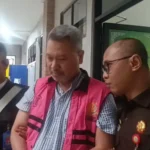 Penyidik Kejati Banten menahan tersangka kasus dugaan korupsi pengelolaan dan pengangkutan sampah pada Dinas Lingkungan Hidup Tangsel