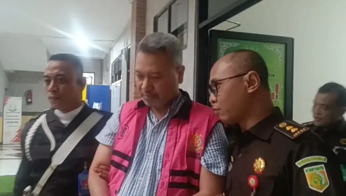 Penyidik Kejati Banten menahan tersangka kasus dugaan korupsi pengelolaan dan pengangkutan sampah pada Dinas Lingkungan Hidup Tangsel