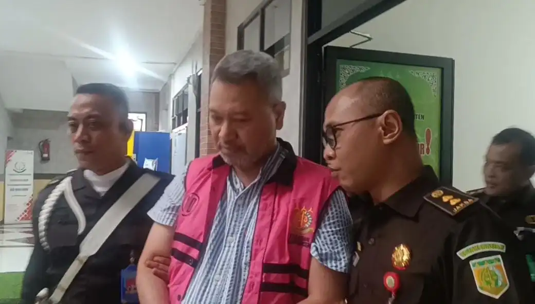 Penyidik Kejati Banten menahan tersangka kasus dugaan korupsi pengelolaan dan pengangkutan sampah pada Dinas Lingkungan Hidup Tangsel