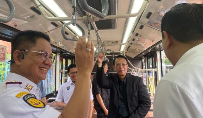 Dinas Perhubungan DKI bersama Transjakarta melakukan uji coba armada rute Transjabodetabek Blok M-Alam Sutera, Jakarta, Selasa (15/4/2025). ANTARA/Luthfia Miranda Putri.