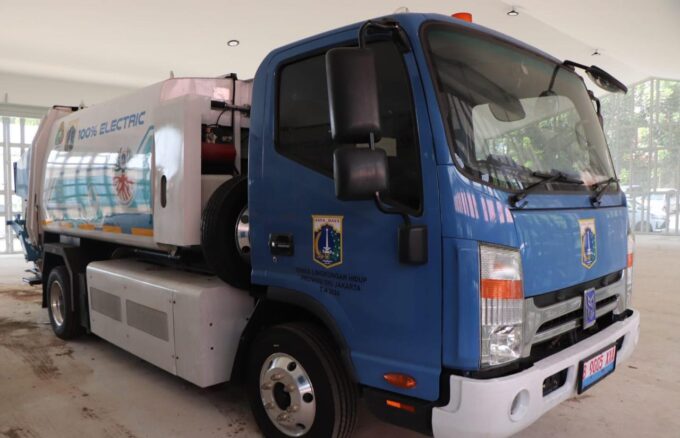 Dinas Lingkungan Hidup (DLH) DKI Jakarta mengganti truk sampah dengan mobil listrik yang ramah lingkungan