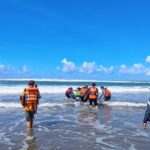 Personal tim SAR gabungan melakukan pencarian terhadap wisatawan terseret ombak di Pantai Parangtritis Kabupaten Bantul Daerah Istimewa Yogyakarta, Minggu (6/4/2025).