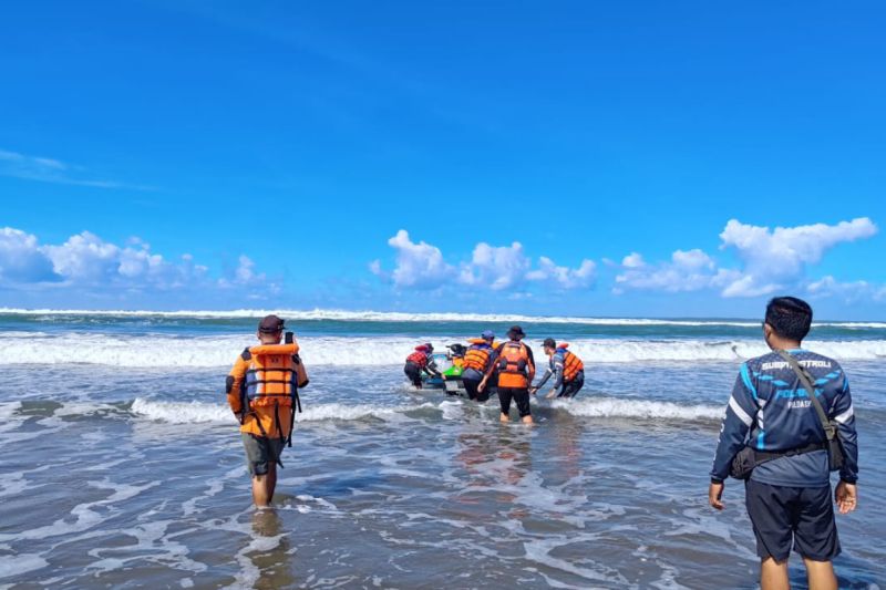 Personal tim SAR gabungan melakukan pencarian terhadap wisatawan terseret ombak di Pantai Parangtritis Kabupaten Bantul Daerah Istimewa Yogyakarta, Minggu (6/4/2025).