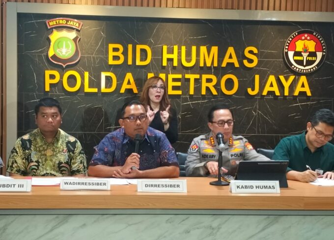 Direktorat Reserse Siber Polda Metro Jaya mengungkap jaringan kejahatan penipuan online internasional dengan modus aplikasi saham fiktif.