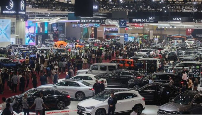 Pengunjung memadati ruang pamer mobil yang hadir diajang pameran automotif Gaikindo Indonesia International Auto Show (GIIAS) 2025 di Indonesia Convention Exhibition (ICE) BSD, Serpong, Kabupaten Tangerang, Banten, Kamis (24/7/2025). (ANTARA FOTO/Muhammad Iqbal/