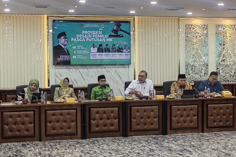 Ketua Fraksi Partai Kebangkitan Bangsa (PKB) DPR RI Jazilul Fawaid (ketiga kanan) bersama anggota Komisi II DPR RI Muhammad Khozin dalam diskusi oleh Fraksi PKB DPR RI bertajuk "Proyeksi Desain Pemilu Pascaputusan MK" di Kompleks Parlemen, Senayan, Jakarta, Jumat (4/7/2027).
