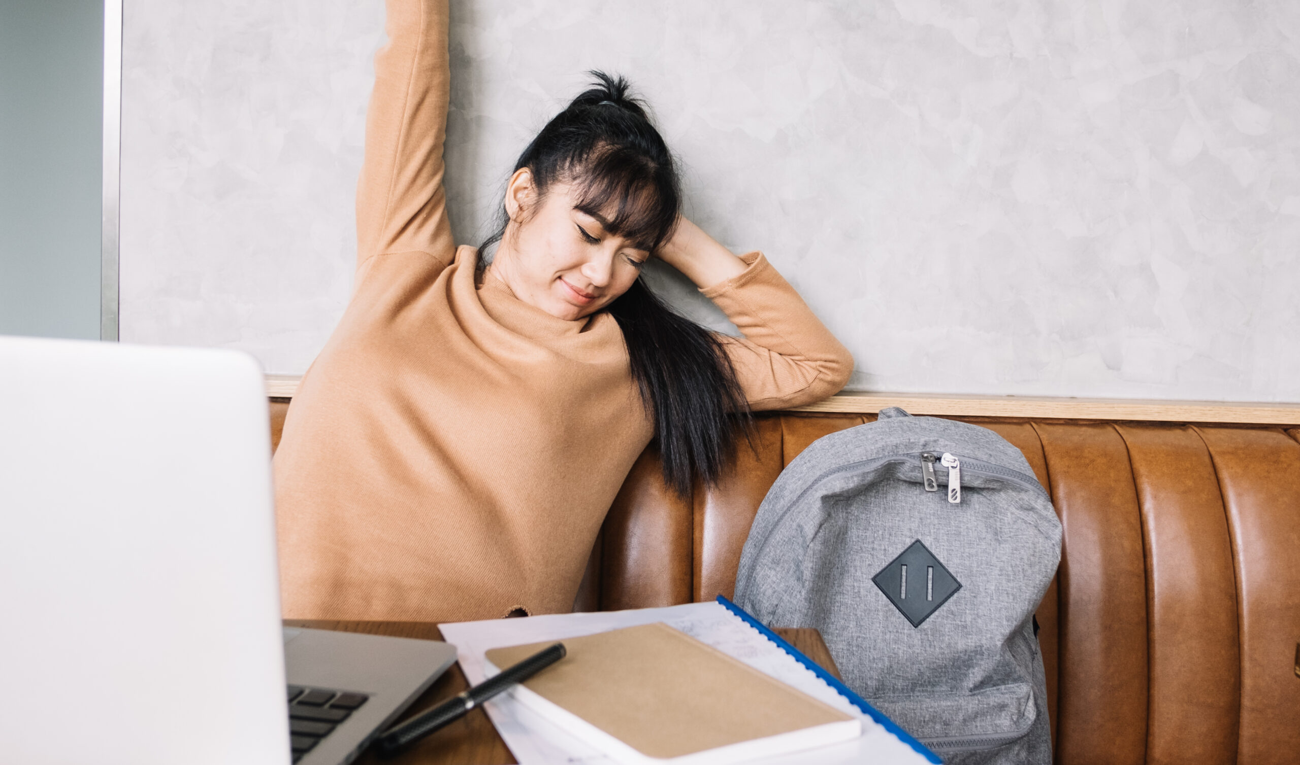 Badan Terasa Pegal setelah Bangun Tidur? Ini Nih Penyebabnya