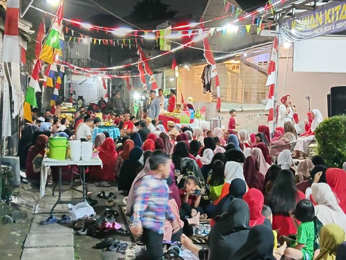 Suasana penuh kebersamaan mewarnai puncak malam peringatan Hari Ulang Tahun (HUT) ke-80 Kemerdekaan Republik Indonesia di RW 09, Kelurahan Cinangka, Kecamatan Sawangan, Kota Depok, Jawa Barat.
