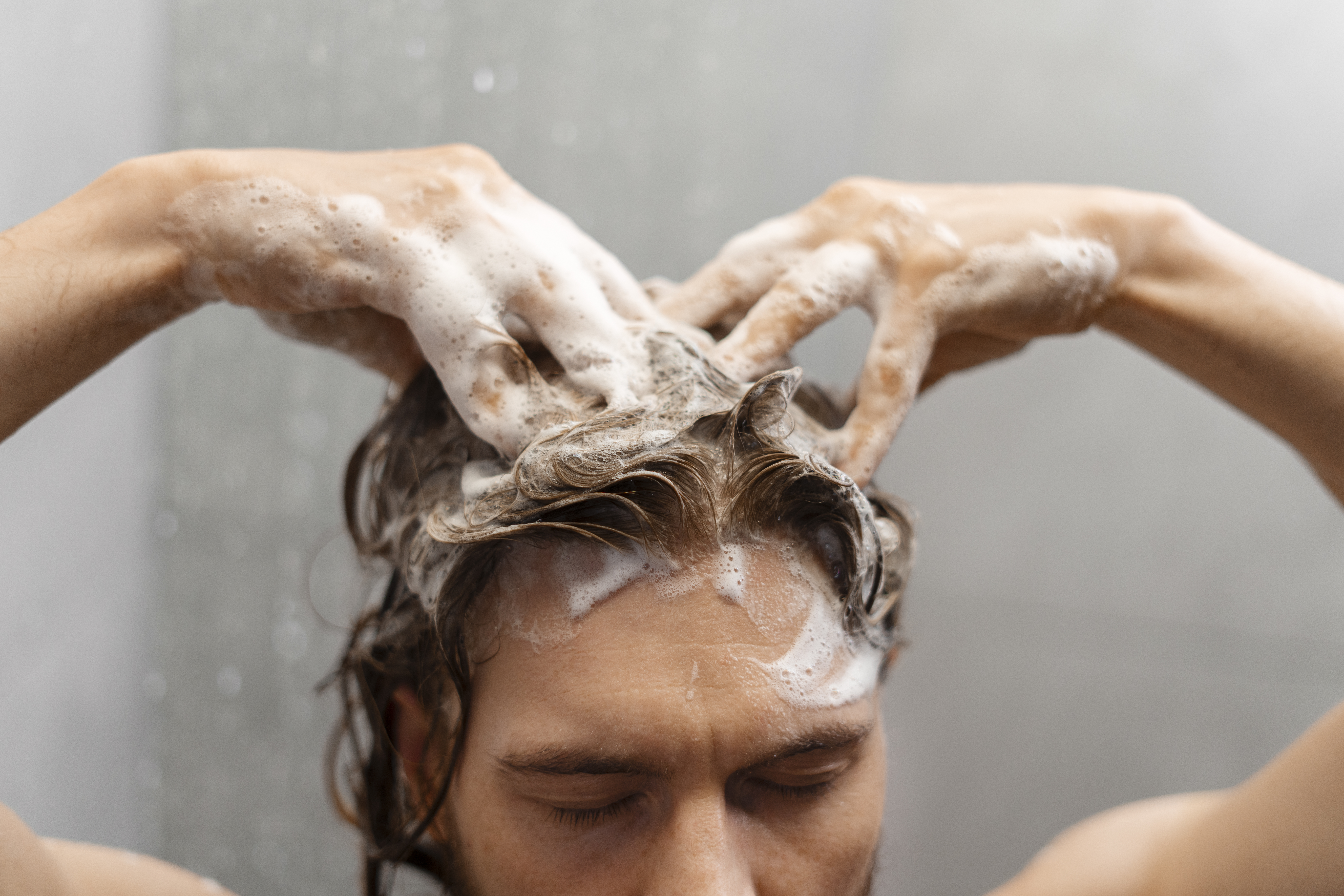 Penyebab Rambut Rontok saat Keramas