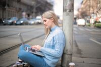 Cara Membuat Video Realistis, Image Andrea Piacquadio Pexels