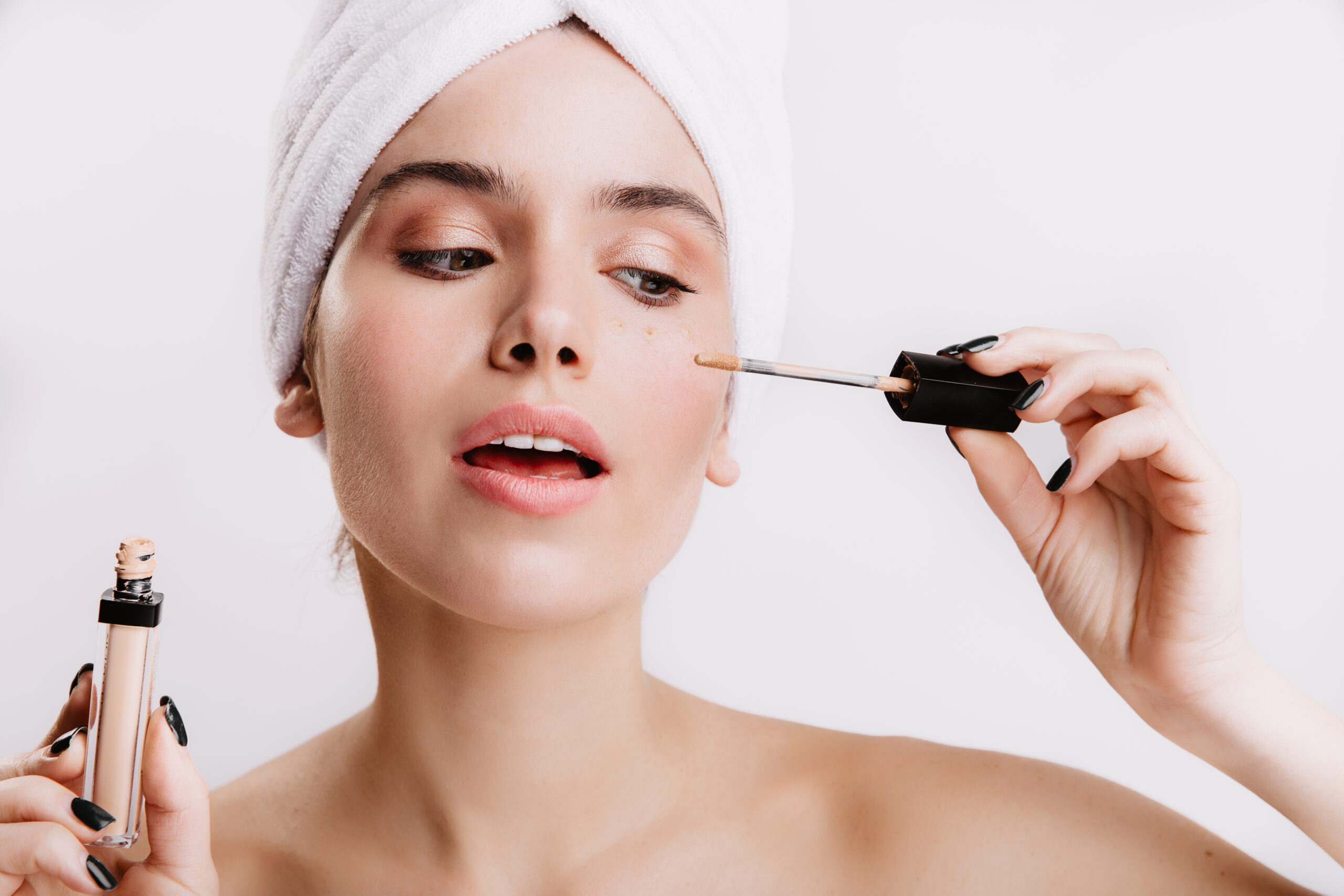 Perbedaan Concealer Cair dan Stick