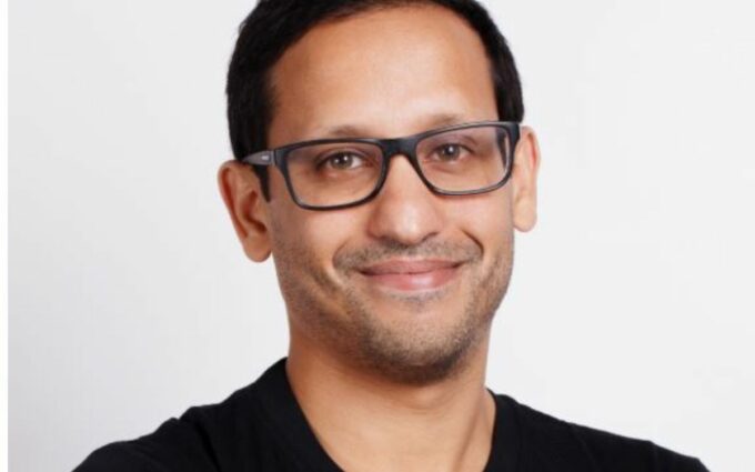 Nadiem Makarim Resmi Pakai Rompi Merah