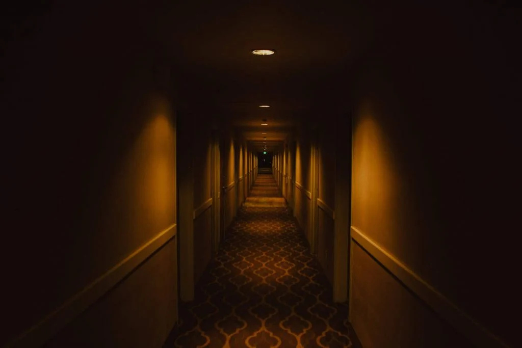 Akibat Gak Baca Google Review! 5 Wanita Ini Terjebak di Hotel Paling Horor di Jogja