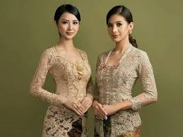 Inspirasi warna kebaya yang membuat tubuh tetap terlihat langsing