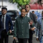 Mantan Menteri Pendidikan, Kebudayaan, Riset dan Teknologi (Mendikbudristek) 2019-2024 Nadiem Makarim (ketiga kiri) didampingi kuasa hukum Hotman Paris (kedua kanan) menyapa wartawan saat berjalan menuju ruang pemeriksaan di Jampidsus, Kejaksaan Agung, Jakarta, Kamis (4/9/2025). Kejaksaan Agung kembali melakukan pemeriksaan ketiga terhadap Nadiem Makarim sebagai saksi dalam kasus dugaan korupsi pengadaan chromebook di Kemendikbudristek yang menghabiskan anggaran Rp9,9 triliun. ANTARA FOTO/Bayu Pratama S