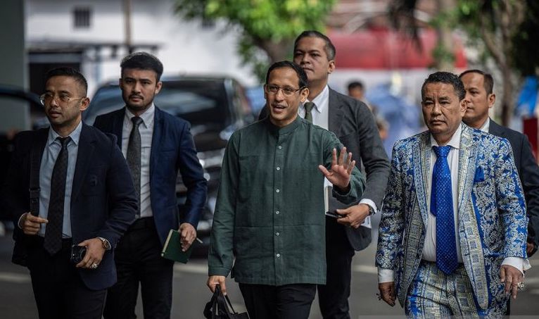 Mantan Menteri Pendidikan, Kebudayaan, Riset dan Teknologi (Mendikbudristek) 2019-2024 Nadiem Makarim (ketiga kiri) didampingi kuasa hukum Hotman Paris (kedua kanan) menyapa wartawan saat berjalan menuju ruang pemeriksaan di Jampidsus, Kejaksaan Agung, Jakarta, Kamis (4/9/2025). Kejaksaan Agung kembali melakukan pemeriksaan ketiga terhadap Nadiem Makarim sebagai saksi dalam kasus dugaan korupsi pengadaan chromebook di Kemendikbudristek yang menghabiskan anggaran Rp9,9 triliun. ANTARA FOTO/Bayu Pratama S
